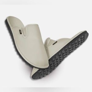 COPY - 2022 VANS Mountain Mule Snow Slipper in Bone and Black Sam Taxwood Color…